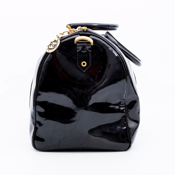 CHANEL VINTAGE BLACK PATENT CC DUFFLE BOSTON BAG (1996) - Picture 5 of 9